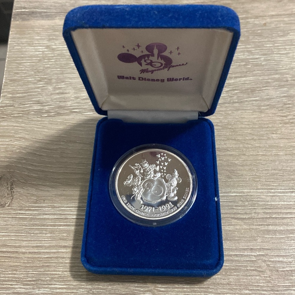 VTG Walt Disney 20 Magical Years 1 oz .999 Silver Proof Coin 1971-1991 with Box